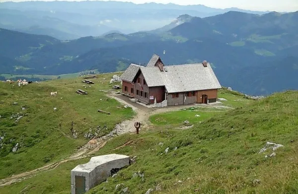 Naj visokogorska planinska koča 2022 je Krekova koča na Ratitovcu