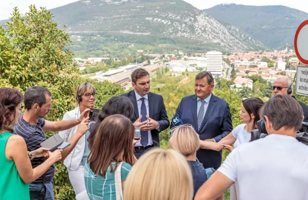Aleksander Jevšek, minister, pristojen za razvoj in evropsko 
kohezijsko politiko, se je v  Novi Gorici pogovarjal o čezmejnih 
teritorialnih naložbah.