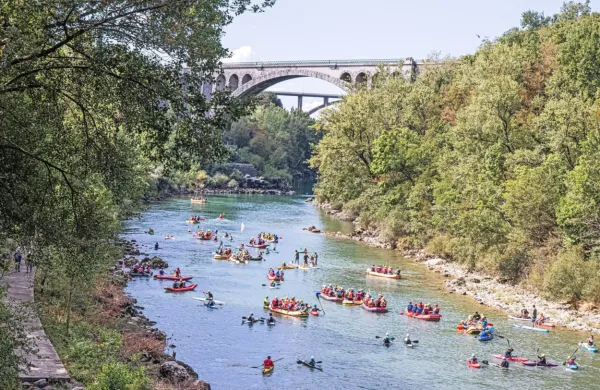 V civilni iniciativi menijo, da bi z regulacijami Soča izgubila na 
atraktivnosti za vodne športe in ribištvo. 
