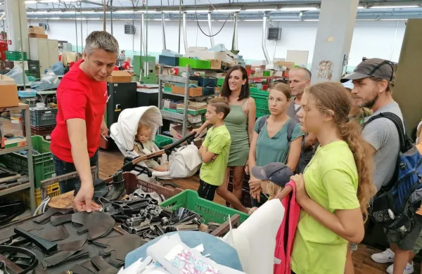 Številni obiskovalci so si v soboto ogledali proizvodnjo   čevljev v Mirnu, od sekalnice do šivalnice in montaže.   