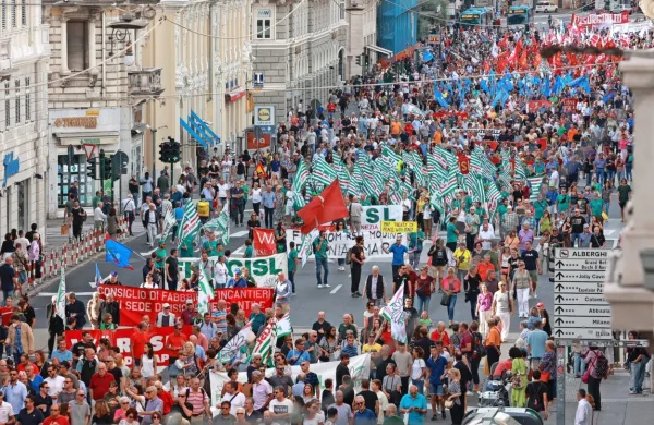 Demonstranti, ki so zahtevali, da se proizvodnja v podjetju 
Wärtsilä ne preseli na sever, so v soboto zasedli tržaške ulice in 
trge. 