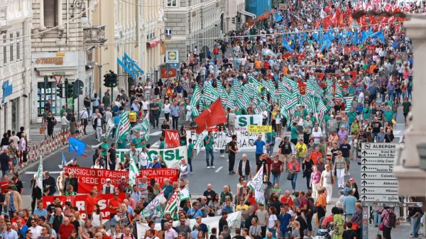 Demonstranti, ki so zahtevali, da se proizvodnja v podjetju 
Wärtsilä ne preseli na sever, so v soboto zasedli tržaške ulice in 
trge. 