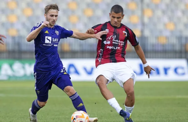 Strelca v Ljudskem vrtu - Jakoslav Stanković (desno) za vodstvo Tabora z 2:1, za domače je izenačil Jan Repas.