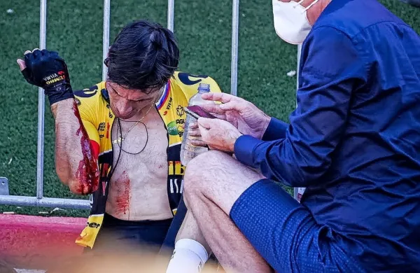 Primož Roglič je imel po koncu etape  okrvavljeno nogo in roko, 
držal pa se je tudi za ramo in prsi. 