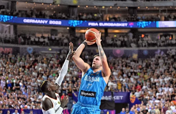 Najboljši posamezniki pri Sloveniji so bili Luka Dončić s 36 
točkami, Goran Dragić z 18 in Mike Tobey, ki jih je zbral deset.