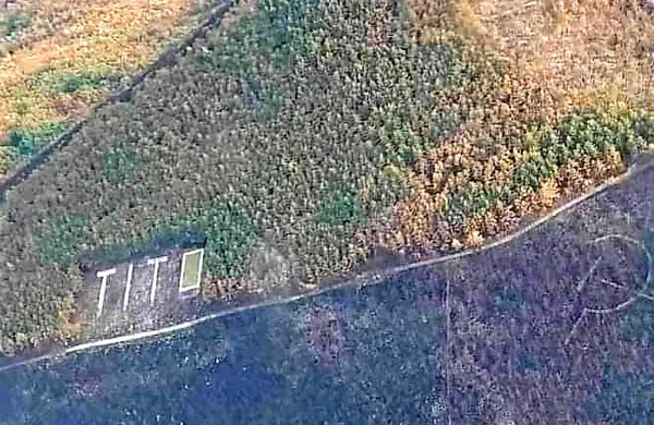 Zahodno od lepo vidnega napisa Tito sta se po požaru razkrila še 
srp in kladivo.