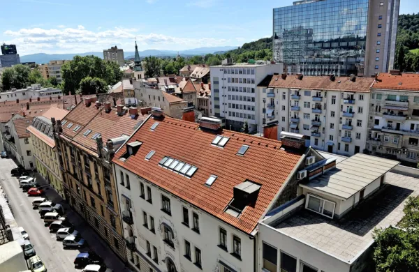V drugem trimesečju se je glede na prvo število transakcij na ravni 
države zmanjšalo za okoli 15 odstotkov, v Ljubljani za okoli 13 
odstotkov, padati je začela vrednost transakcij in padati so začele 
tudi cene.