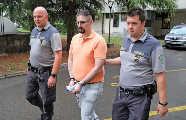 Hristijan  Bozov  (med pravosodnima  policistoma)  je  pred  dnevi  
brez   besed  poslušal    naštevanje  številnih  poškodb,  ki  jih  je  med  
napadom  z    nožem utrpela  Vanja  Z.     