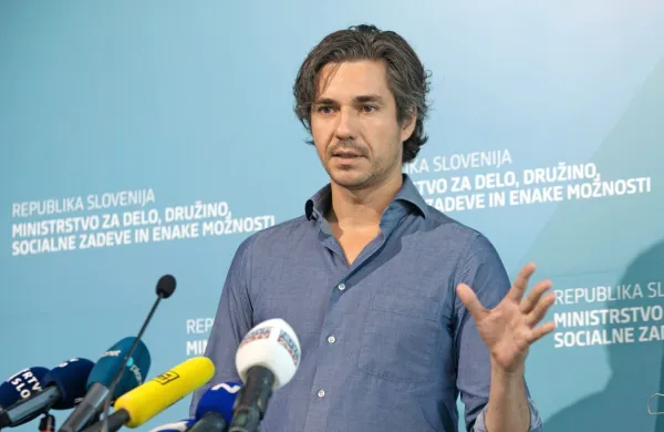 Kot kaže, bo tako Levica edina stranka koalicije, ki bo v tekmi za 
predsednika republike v ogenj poslala svojega kandidata. Na 
fotografiji Luka Mesec, koordinator stranke