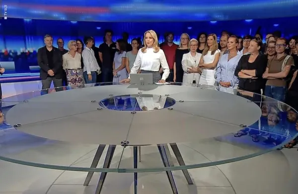 Del sodelavcev Informativnega programa TVS se je včeraj zvečer v 
studiu televizijskega Dnevnika pridružil voditeljici in s tem izrazil 
protest proti pritiskom in grožnjam vodstva TVS in RTVS. Foto vir: 
Twitter