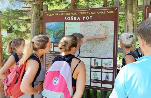 Društvo regionalnih turističnih vodnikov opozarja na vse več 
primerov, ko tuji organizatorji potovanj vodje poti silijo, da 
opravljajo tudi delo turističnega vodnika. Fotografija je simbolična.
