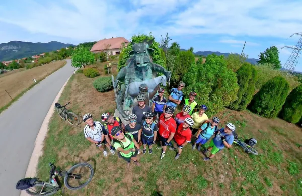 Goste pritegnejo daljši in bolj avanturistični obiski kraških jam, opazovanje prostoživečih živali v naravnem okolju, kolesarjenje (na fotografiji  
skupina na  Erazmovi kolesarski poti), pohodništvo ...