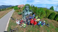 Goste pritegnejo daljši in bolj avanturistični obiski kraških jam, opazovanje prostoživečih živali v naravnem okolju, kolesarjenje (na fotografiji  
skupina na  Erazmovi kolesarski poti), pohodništvo ...