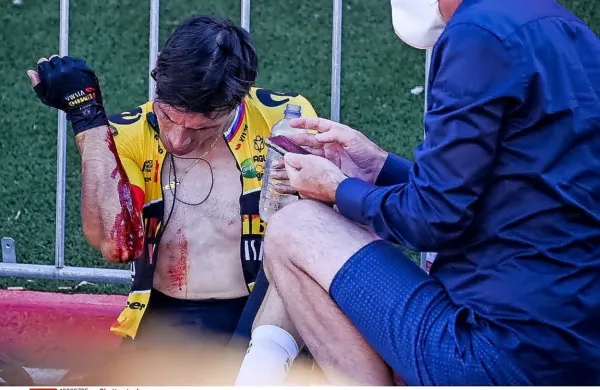 Slovenski kolesarski as Primož Roglič je zaradi posledic padca v 
zaključku 16. etape na dirki po Španiji predčasno sklenil nastope.