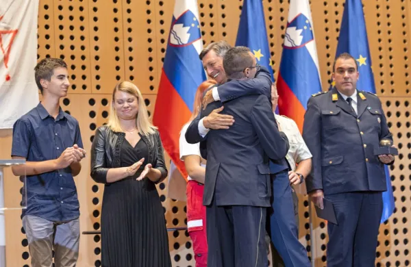 Predsednik republike Borut Pahor je na Brdu pri Kranju v znak 
hvaležnosti sprejel gasilce, prostovoljce in druge sodelujoče pri 
gašenju julijskih požarov na Krasu, največjih v zgodovini Slovenije.