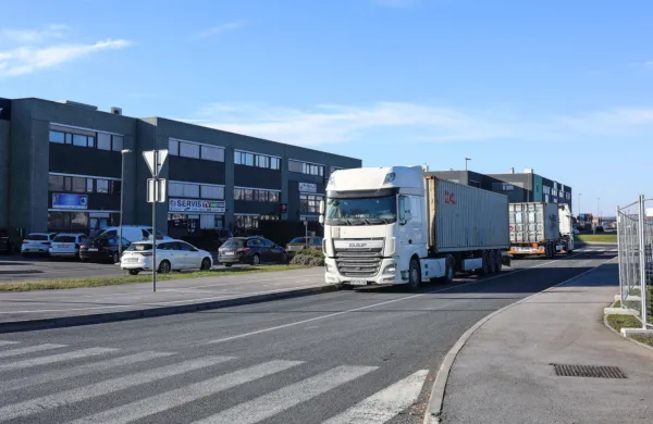 Podjetje trdi, da zaradi prepovedi razpolaganja z zemljiščem v 
času sojenja nekdanjemu koprskemu županu Borisu Popoviču ni 
moglo uresničiti načrtovanega projekta.