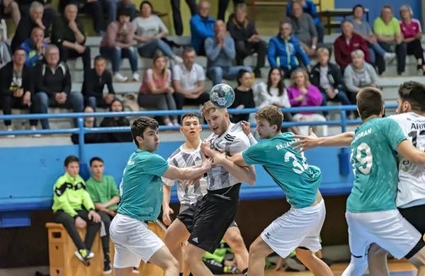 Rokometaši Jadrana (v modrih dresih) bodo tudi v prvi B ligi 
potrebovali čvrste prijeme v obrambi.  