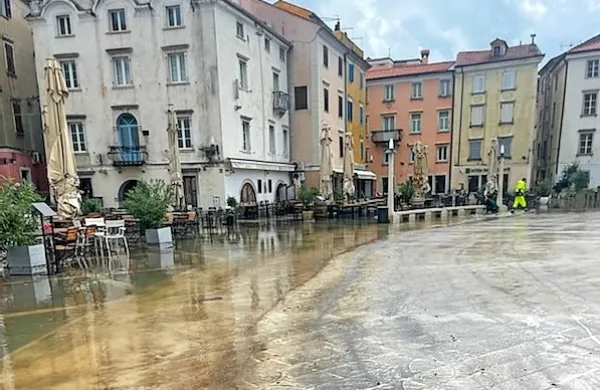 Tartinijev trg znova pod vodo