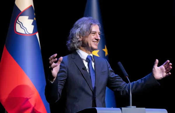  Vlada je v prvih 100 dneh s spoštljivostjo v dialogu pokazala, da je 
mogoče spremeniti politično kulturo, je dejal premier Robert 
Golob.