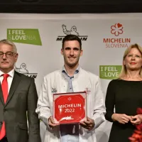 Filip Matjaž med ministrom Matjažem Hanom in Majo Pak, 
direktorico STO.
