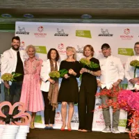 Zelene zvezdice za trajnost so prejeli (z leve): Grega in Meta 
Repovž, Luka Košir, Ana Roš ter Ksenija Mahorčič, Uroš Gorjanc in 
Uroš Štefelin (z desne).