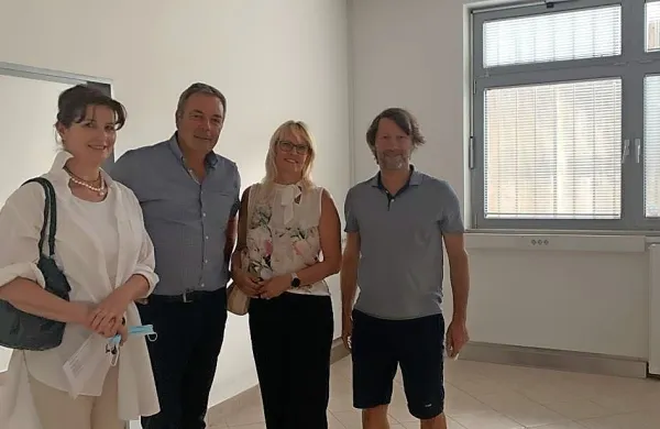 Prostore nove ambulante v osnovni šoli so si pred kratkim  ogledali 
(z leve) ortodontka Tanja Lah Kržin in asistentka Tjaša Vlah v 
družbi župana Davida Škabarja in ravnatelja Alena Kofola.