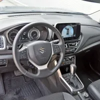 

Notranjost je ergonomsko zelo dobro zasnovana, prostorna ter 
udobna tudi za daljša potovanja.

