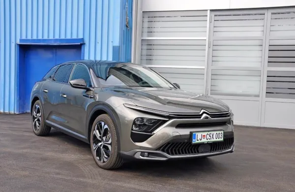 K Citroenovim trgovcem po Sloveniji je z nekaj zamude končno 
prispelo dovolj vozil z oznako C5 X, da tudi uradno pričnejo s 
prodajnimi aktivnostmi.

