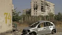 

Vojna v Ukrajini je do zdaj zahtevala življenja na tisoče civilistov in 
verjetno tudi nekaj deset tisoč vojakov na obeh straneh. Zaradi 
ruske taktike uničevanja urbanih središč, infrastrukture in komunikacij je zelo velika tudi gmotna škoda. Na fotografiji: 
porušeni Mariupol.