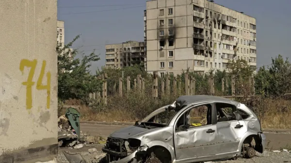 

Vojna v Ukrajini je do zdaj zahtevala življenja na tisoče civilistov in 
verjetno tudi nekaj deset tisoč vojakov na obeh straneh. Zaradi 
ruske taktike uničevanja urbanih središč, infrastrukture in komunikacij je zelo velika tudi gmotna škoda. Na fotografiji: 
porušeni Mariupol.