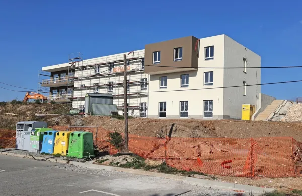 Nov zasebni dom starejših občanov v Pivki naj bi prve stanovalce 
sprejel  v začetku prihodnjega leta. Največ težav imajo s pridobivanjem negovalnega osebja.  