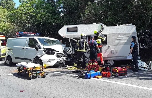 Pri Seči je danes silovito počilo med dvema avstrijskima voziloma, 
nato pa so sledili še štirje trki. 