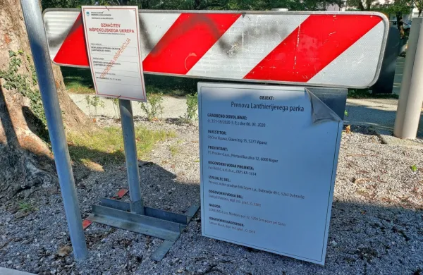 Obvestilo gradbenega inšpektorja že leto dni stoji ob robu parka, 
a ga  občina ne upošteva. 