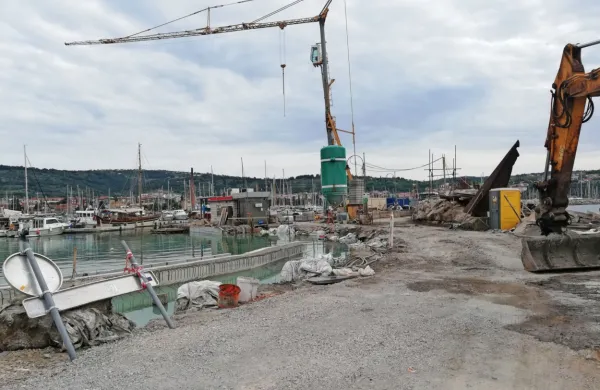 Obnavljajo cesto pred vhodom na ribi&scaron;ki pomol