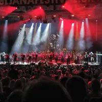 Bartolov Alamut je z zasedbo  Laibach prikorakal na oder Križank. K vrhuncu   je prispevalo 60 članic in članov harmonikarskega orkestra. 