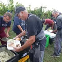 Zaslužena malica kar  v vinogradu.