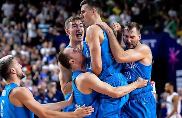 Vlatko Čančar (v objemu soigralcev) je eden ključnih členov 
reprezentance