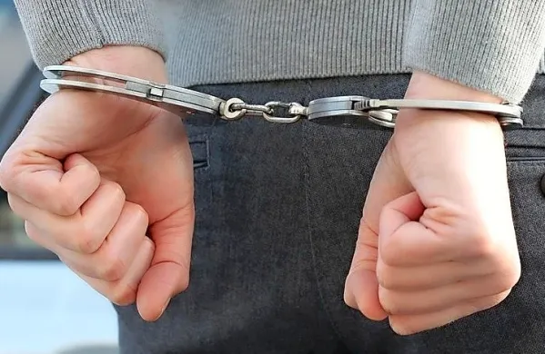Policisti  so  43-letniku  hoteli  pomagati,  a  se  je  ta  začel  upirati,  zato  
so  ga vklenili  in odpeljali  na  policijsko  postajo. 