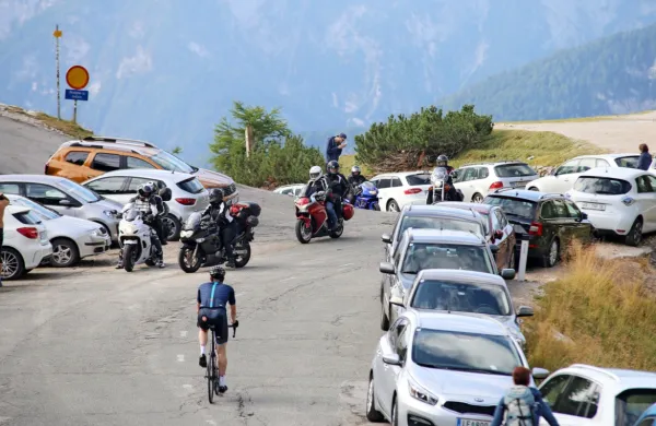 Poleti je cesta  na prelazu Vršič težko prevozna zaradi gneče vozil, 
ki parkirajo kar počez ... 