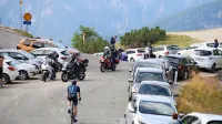 Poleti je cesta  na prelazu Vršič težko prevozna zaradi gneče vozil, 
ki parkirajo kar počez ... 