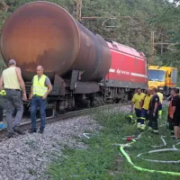 Lokomotiva se je pokvarila, v vlak trčila druga lokomotiva