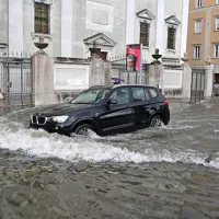Avtomobili so “plužili” po središču Trsta.