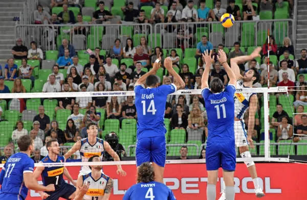 Italijani (v svetlih dresih) so v drmatičnem četrtfinalu v  Stožicah zlomili olimpijske prvake Francoze.