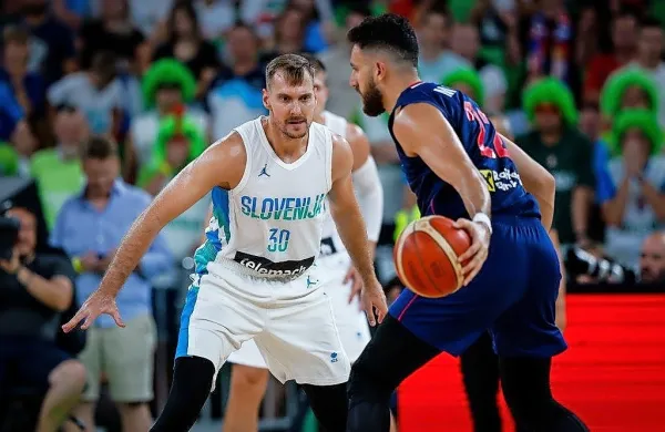 Zoran Dragić (v belem dresu) je zaradi poškodbe že zaključil 
nastope na evropskem prvenstvu v Berlinu.