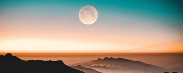 

Luna ima kot Zemljin satelit zaradi svoje bližine izjemen vpliv 
nanjo.

