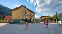 Skrajni čas je za odločitev, kaj bodo naredili s staro šolo, ki ogroža  
otroke. 