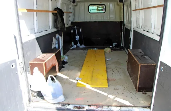 Policisti  so  sredi  junija  na  izvozu  z  avtoceste  pri  Senožečah  ustavili  
bel  kombi  fiat  ducato, v  tovornem  delu  pa  nato  odkrili  21  ilegalnih 
migrantov  iz Pakistana in  Indije (fotografija  je  simbolična).  