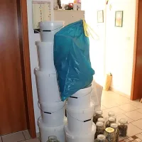 Zasegli deset kilogramov trave in več kot 220 sadik