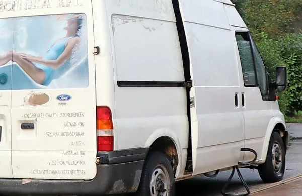 Voznik pustil 25 ilegalcev in zbežal