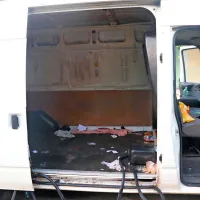 Voznik pustil 25 ilegalcev in zbežal